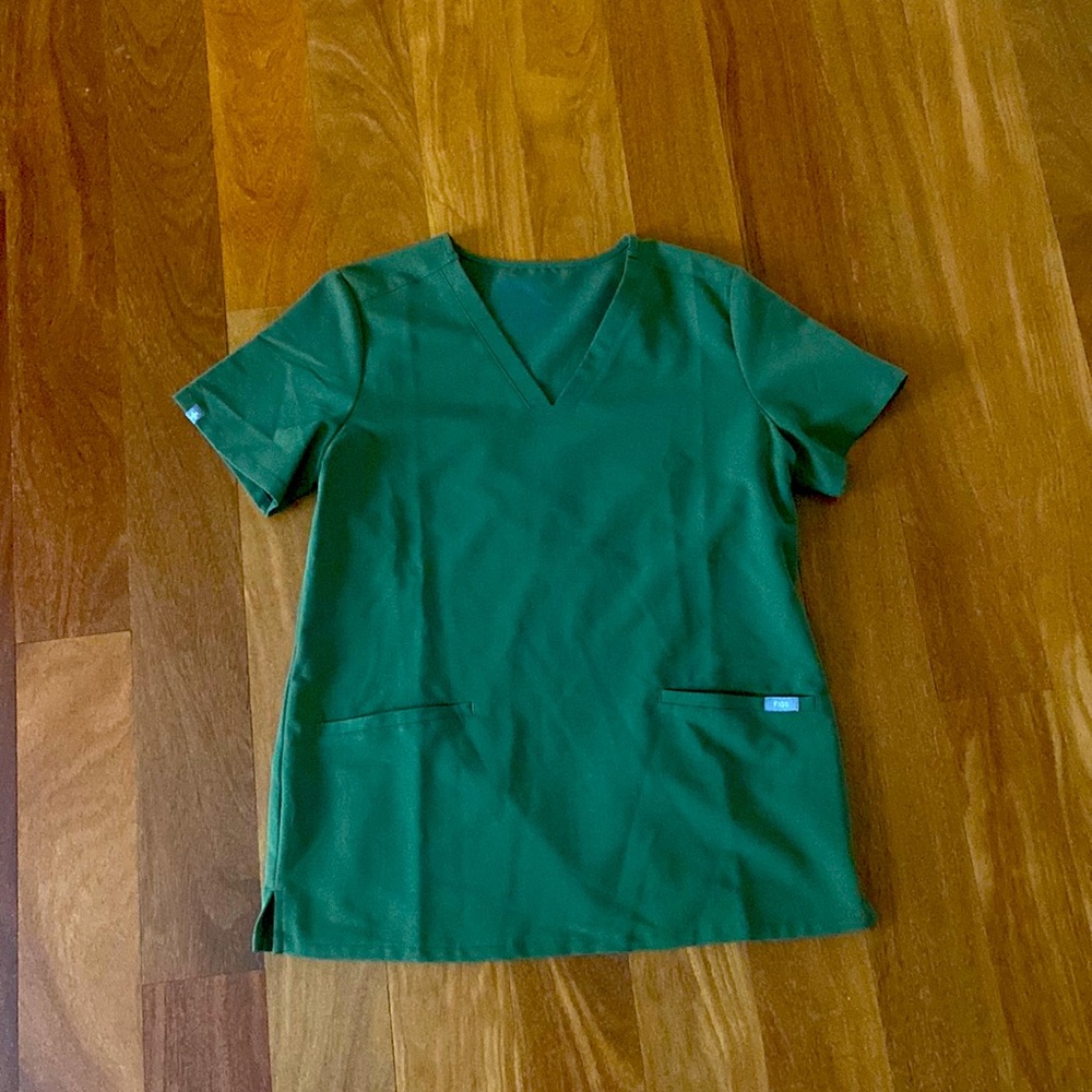 Women’s FIGS Casma 3 Pocket Scrub Top Size Small army green